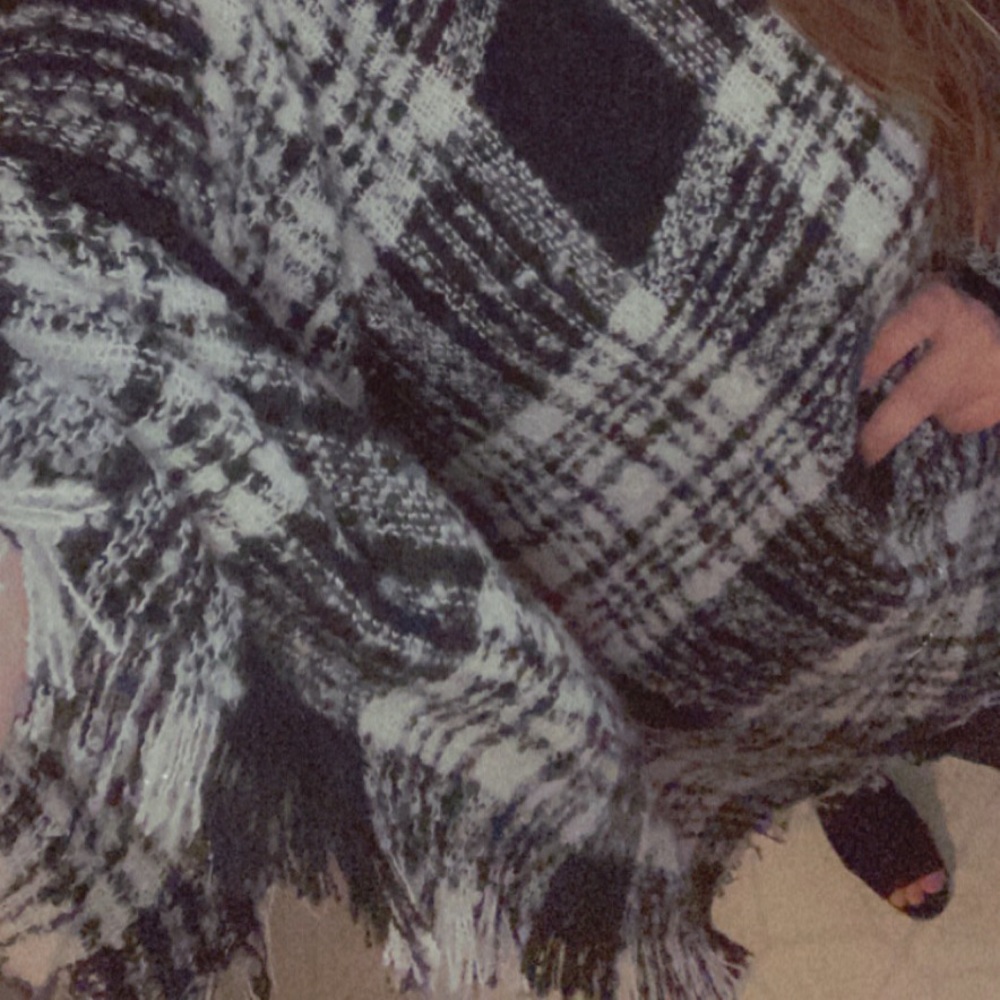 Poncho 🖤🤍 - Picture 5 of 5